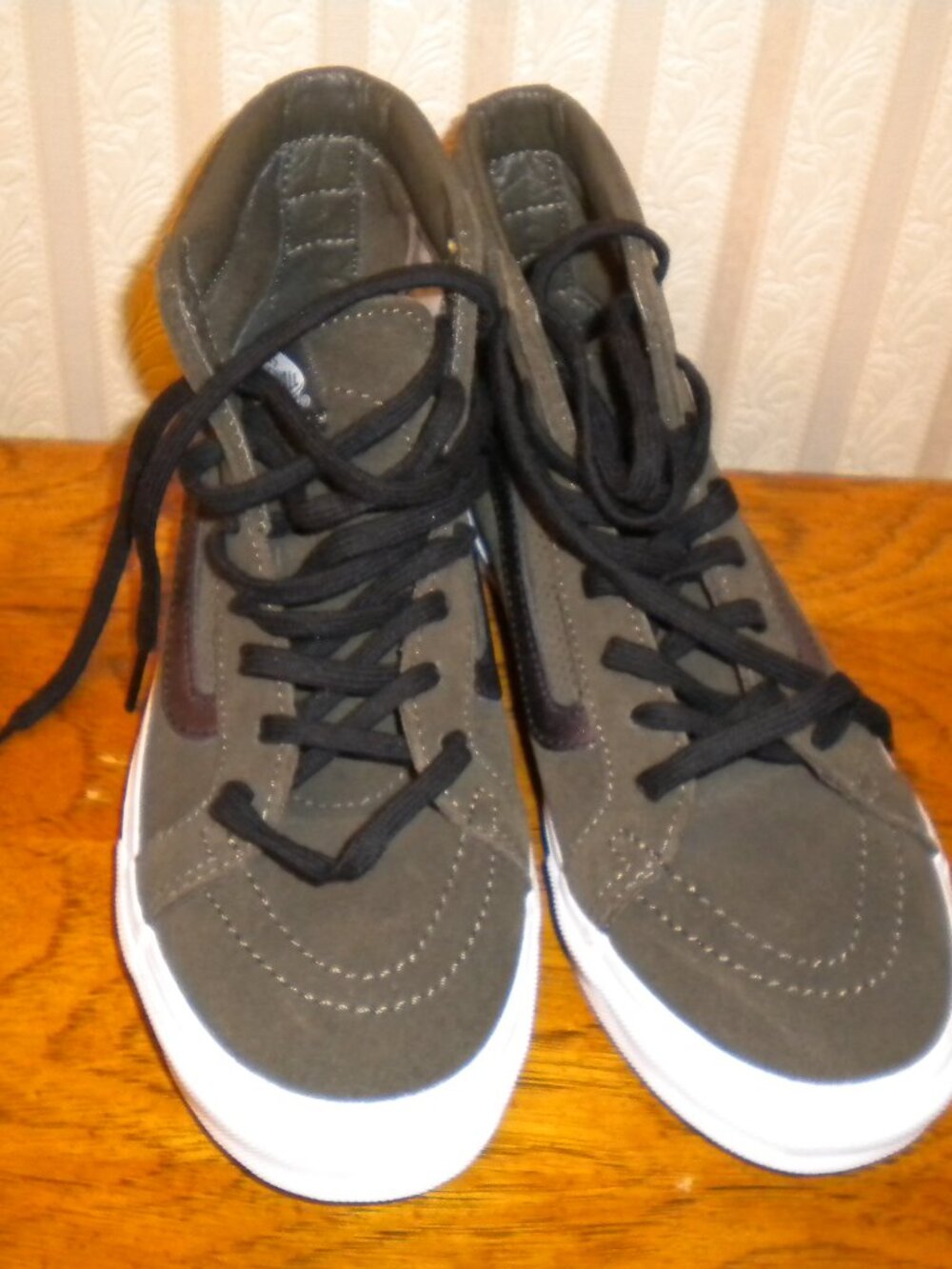 Vans Off The Wall Green Suede Sneakers Size 7 Black Laces